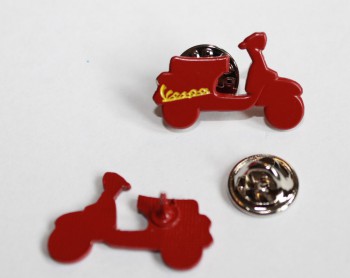 VESPA SCOOTER SHAPE PIN RED